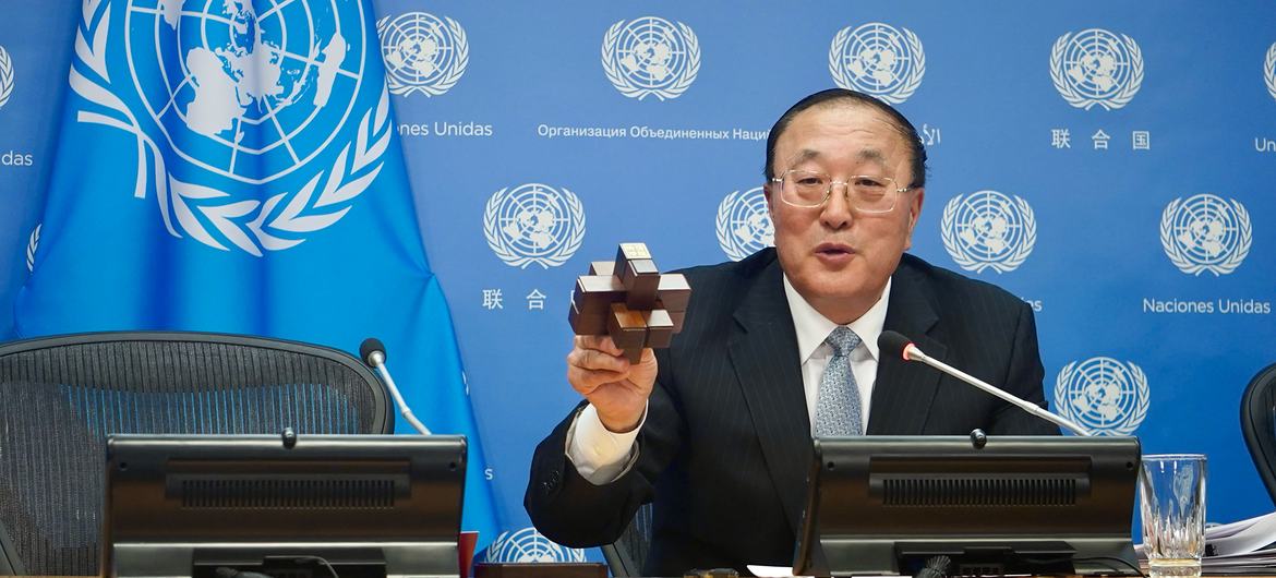 中国常驻联合国代表张军用鲁班锁借喻安理会工作，呼吁各理事国加强团结。