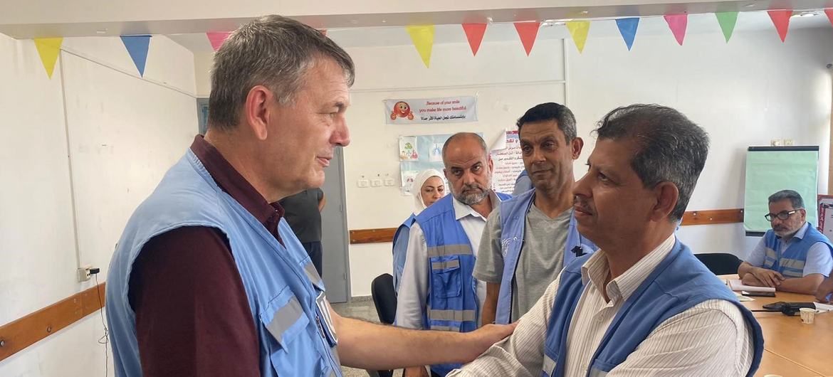 UNRWA के महाआयुक्त फ़िलिपे लज़ारिनी, ग़ाज़ा में एजेंसियों के कर्मचारियों से मुलाक़ात करते हुए.