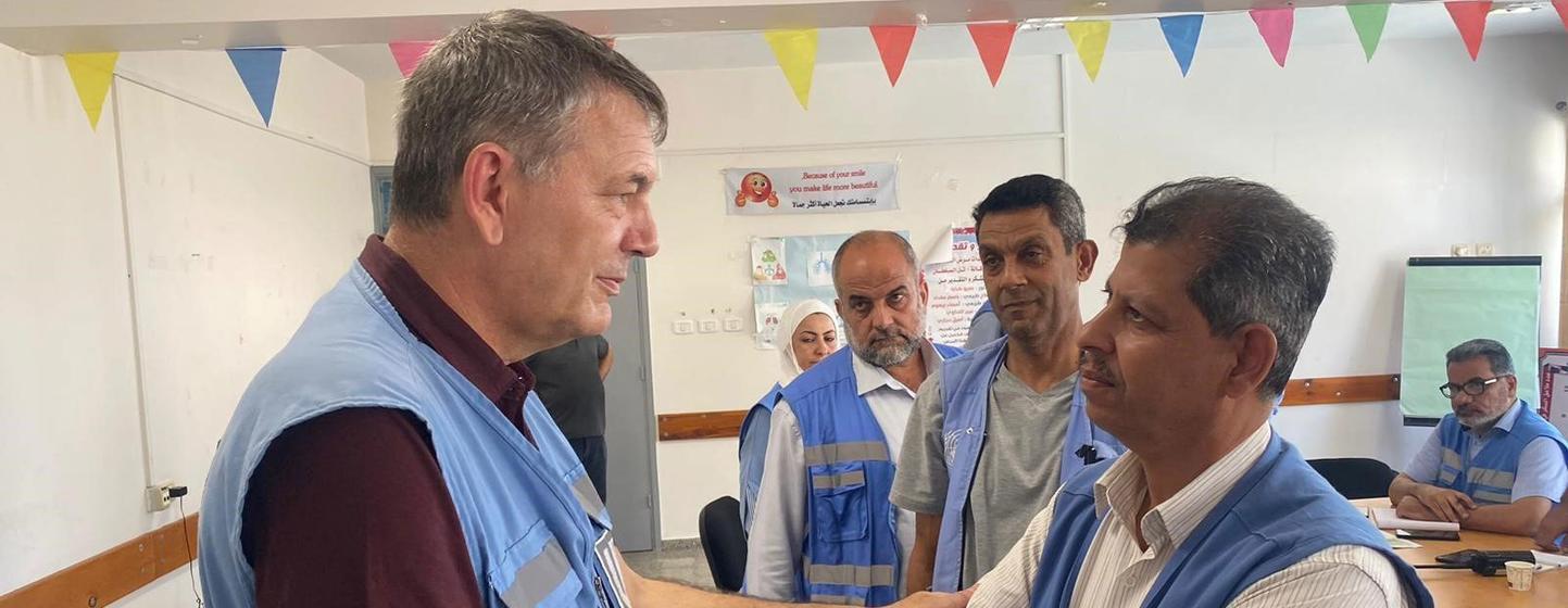 近东救济工程处主任专员拉扎里尼看望加沙的同事。
