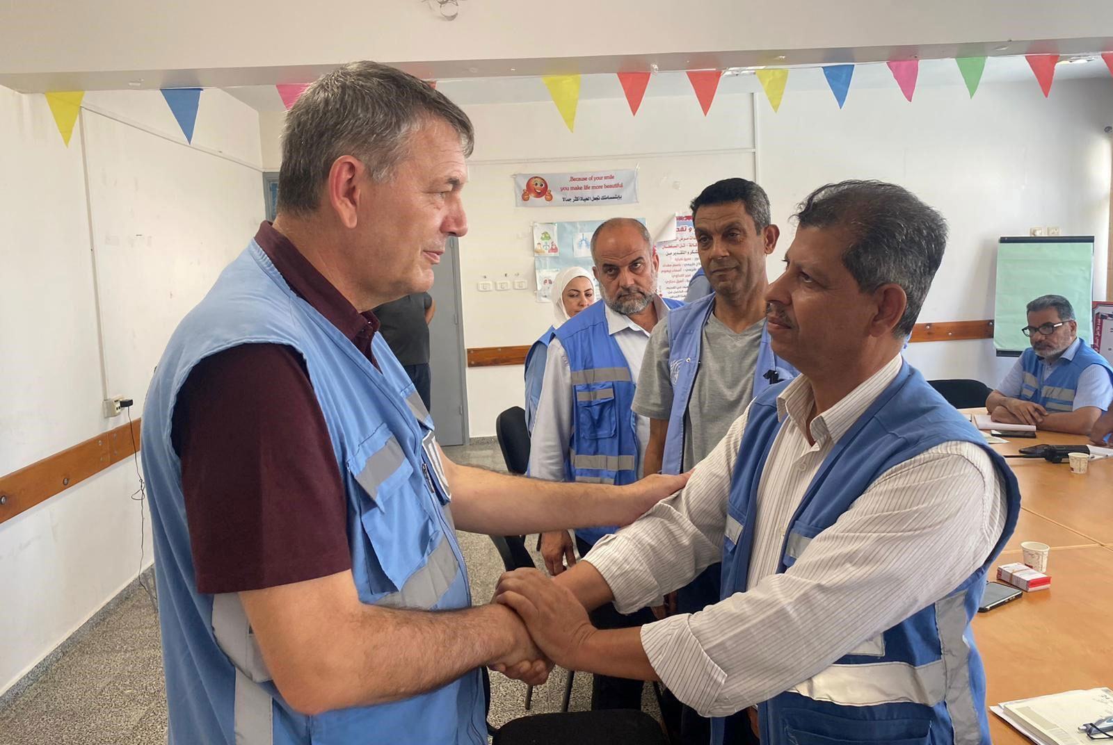 اقوام متحدہ کے امدادی ادارے (انرا) کے سربراہ فلپ لازارینی غزہ میں اپنے ادارے کے کارکنوں کا حوصلہ بڑھا رہے ہیں (فائل فوٹو)۔