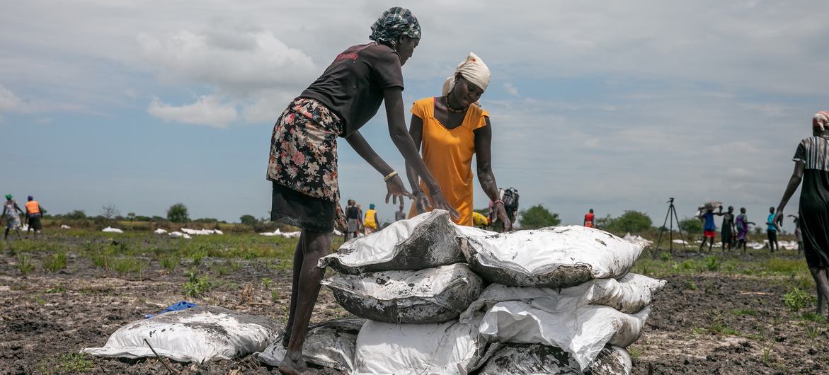 People from the local community receiving food supplies in Rupchai, Unity state, South Sudan.