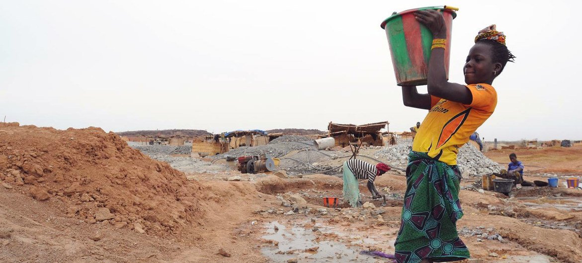 Los niños de Burkina Faso se dedican a las peores formas de trabajo infantil, como la extracción artesanal de oro y las canteras.