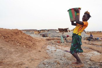 Los niños de Burkina Faso se dedican a las peores formas de trabajo infantil, como la extracción artesanal de oro y las canteras.