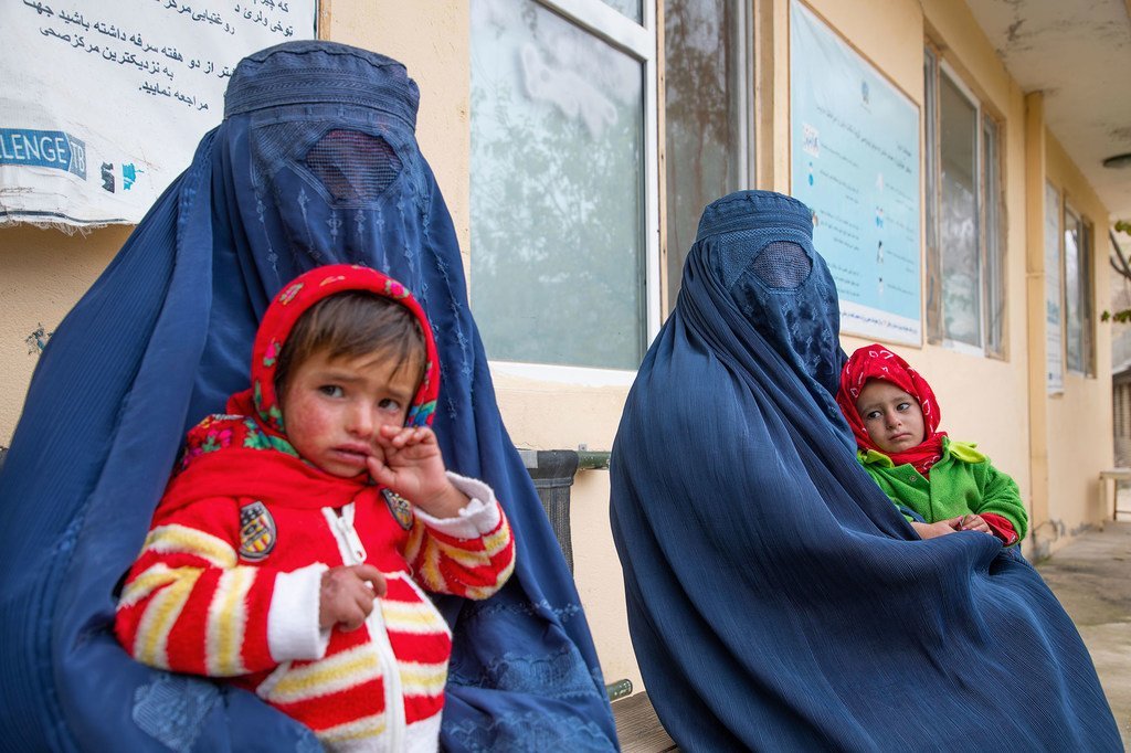 Des femmes attendent que leurs enfants soient soumis à un dépistage de la malnutrition dans une clinique de la province de Balkh, en Afghanistan.