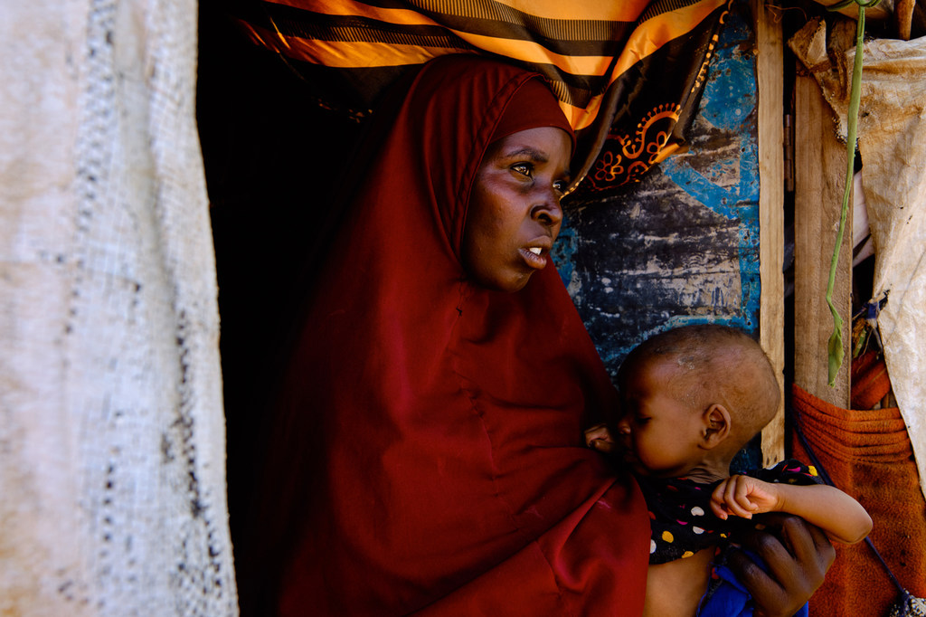 فرحية، 30 عاما، في مأواها المؤقت في أحد مواقع النزوح في بيدوا، الصومال.