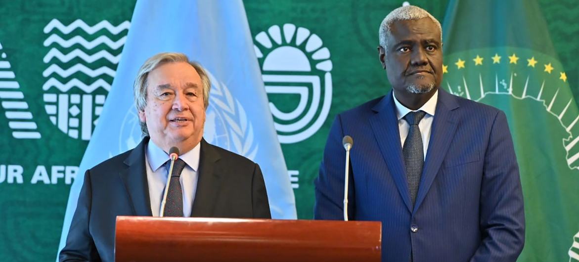 联合国秘书长古特雷斯（左）与非盟委员会主席法基举行联合记者会。