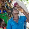 在马拉维奇夸瓦的米西里（Misili）村，达伊娜•德尼亚在儿基会的霍乱疫苗活动中接种霍乱疫苗。