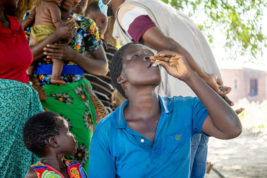 Un homme reçoit le vaccin contre le choléra pendant une campagne de vaccination de l'UNICEF au Malawi.