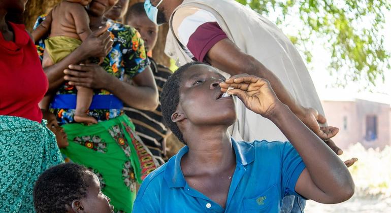 داينا دينجا تأخذ لقاح الكوليرا خلال حملة اليونيسف للقاح ضد الكوليرا في قرية ميسيلي في مقاطعة شيكواوا ، ملاوي.