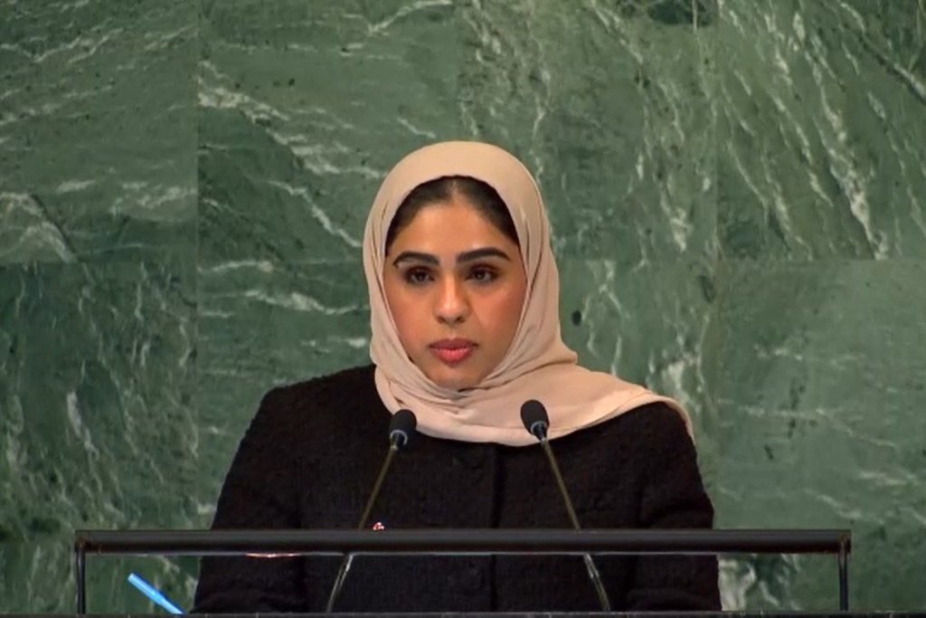 الآنسة سارة البلوشي تلقي كلمة دولة الإمارات العربية المتحدة في الجمعية العامة، الجلسة العامة 43، الدورة 77، الرياضة من أجل التنمية والسلام.