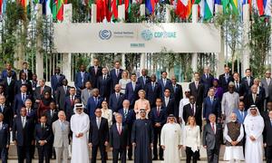 Foto em grupo de líderes mundiais, incluindo o Secretário-Geral da ONU, António Guterres (no centro), na abertura da Cúpula Mundial de Ação Climática COP28, em Expo City, Dubai, Emirados Árabes Unidos.
