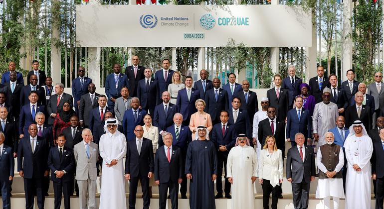 Foto em grupo de líderes mundiais, incluindo o Secretário-Geral da ONU, António Guterres (no centro), na abertura da Cúpula Mundial de Ação Climática COP28, em Expo City, Dubai, Emirados Árabes Unidos.