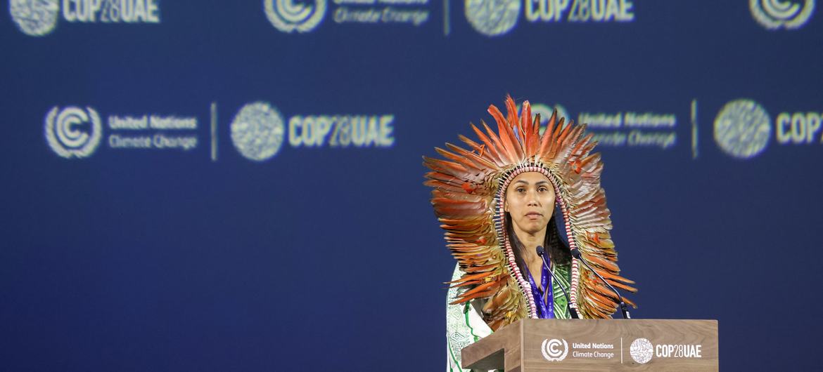 Isabel Prestes da Fonseca, representante de la comunidad indígena brasileña, dirigiéndose a la Cumbre Mundial de Acción Climática durante la Conferencia de las Naciones Unidas sobre Cambio Climático COP28 en Expo City en Dubái, Emiratos Árabes Unidos.