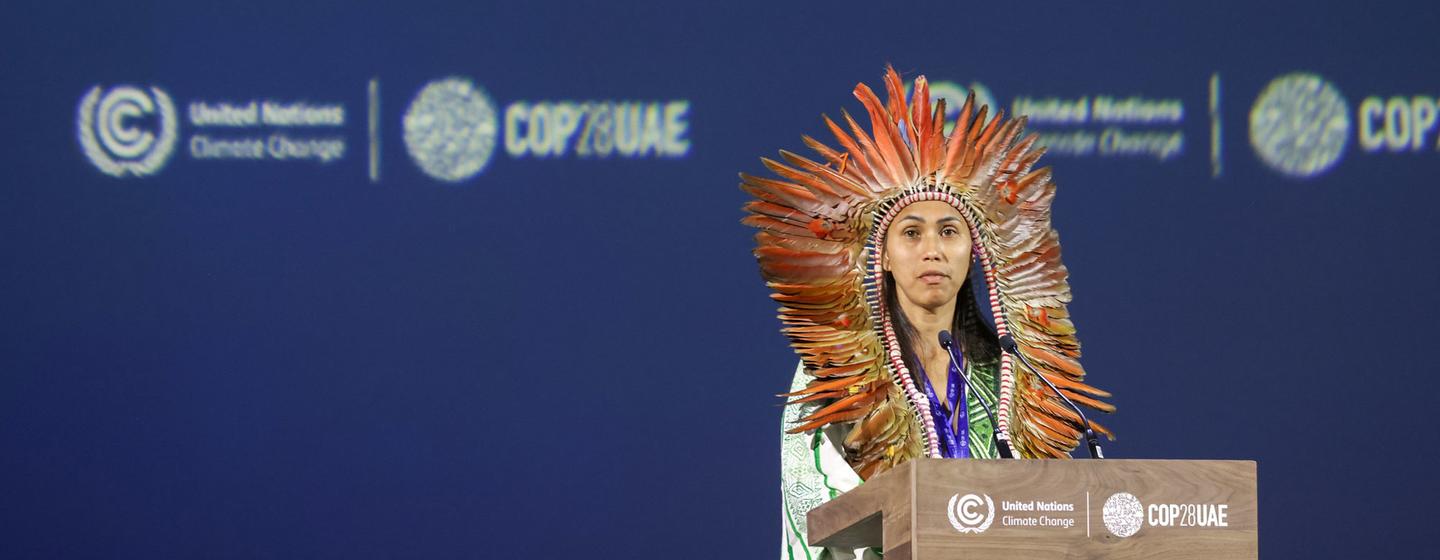 巴西土著社区代表伊莎贝尔·普雷斯特斯·达丰塞卡 (Isabel Prestes da Fonseca) 在第28届联合国气候变化大会世界气候行动峰会上发表讲话。