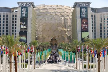 Líderes mundiales y jefes de Estado caminan por la avenida Al Wasl en dirección a la inauguración de la Cumbre Mundial de Acción por el Clima COP28 en Expo City, Dubai, Emiratos Árabes Unidos.