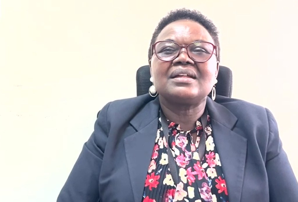 Jane Sinyei, Afisa Msaidizi wa Uratibu wa Ofisi ya UMOJA WA MATAIFA , UNON Nairobi, anaonyeshwa kwenye picha ya kitaalamu.