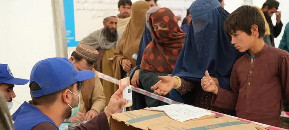 Афганцы, возвращающиеся из Пакистана, получают помощь ВПП.