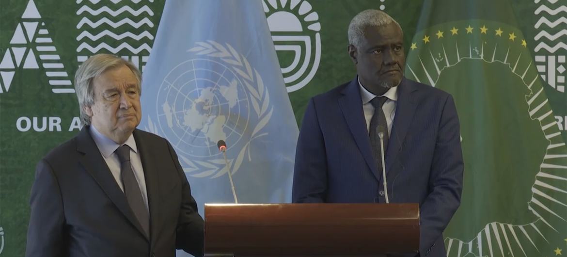 الأمين العام للأمم المتحدة أنطونيو غوتيريش ورئيس مفوضية الاتحاد الأفريقي موسى فكي يتحدثان إلى الصحفيين في أديس أبابا ، إثيوبيا.