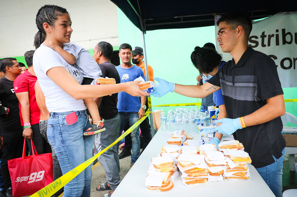 Los migrantes venezolanos varados en Ciudad de Panamá reciben ayuda alimentaria.