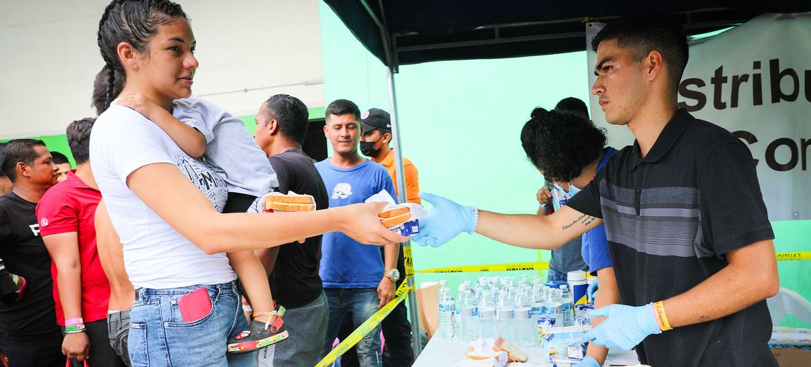 مهاجران ونزوئلایی در شهر پاناما کمک های غذایی دریافت می کنند.