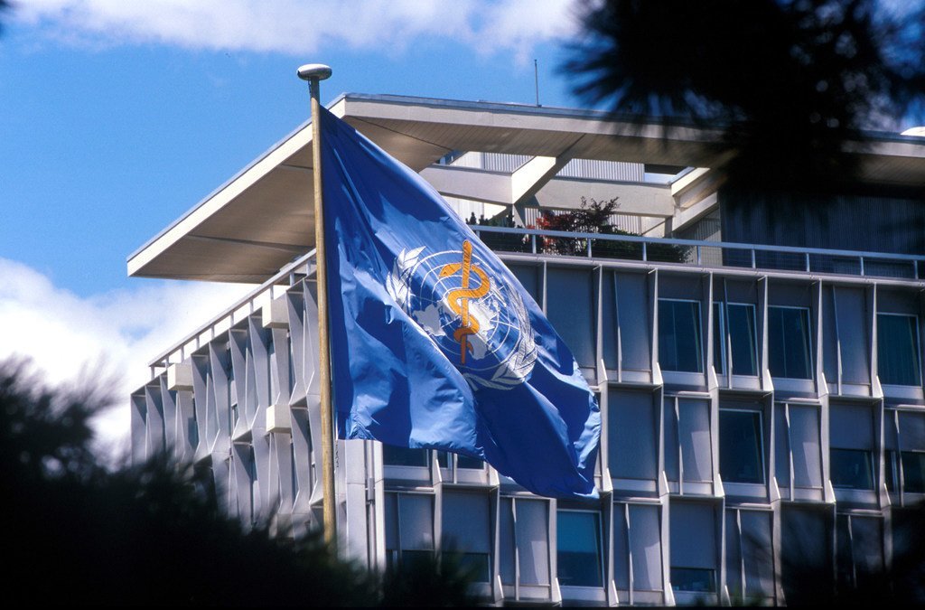 Le drapeau de l'Organisation mondiale de la santé (OMS) flotte devant le siège de l'OMS à Genève, en Suisse.