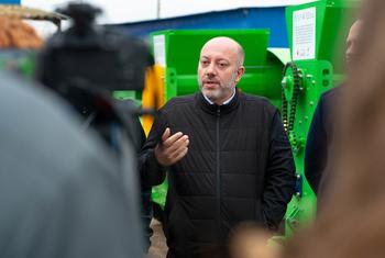 Pierre Vauthier, Chef du bureau pays de la FAO en Ukraine, pendant la distribution de manchons de céréales dans l'oblast de Chernihivska, novembre 2022