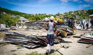 ARCHIVO. Una excavadora retira los escombros de las casas destruidas en la isla de Unión, tras la devastación causada por el huracán Beryl.