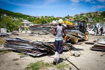 ARCHIVO. Una excavadora retira los escombros de las casas destruidas en la isla de Unión, tras la devastación causada por el huracán Beryl.