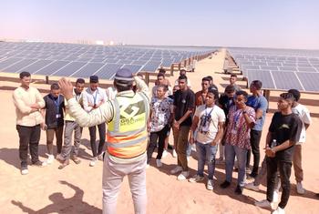 مجموعة من الطلاب الجامعيين يزورون مشروع الطاقة الشمسية ببنبان بأسوان