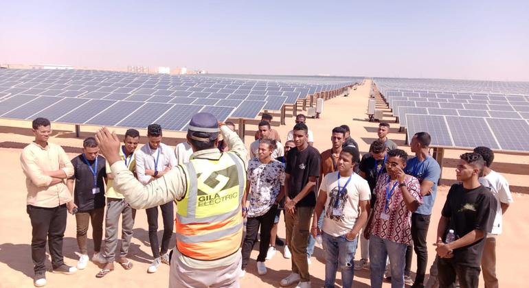 مجموعة من الطلاب الجامعيين يزورون مشروع الطاقة الشمسية ببنبان بأسوان