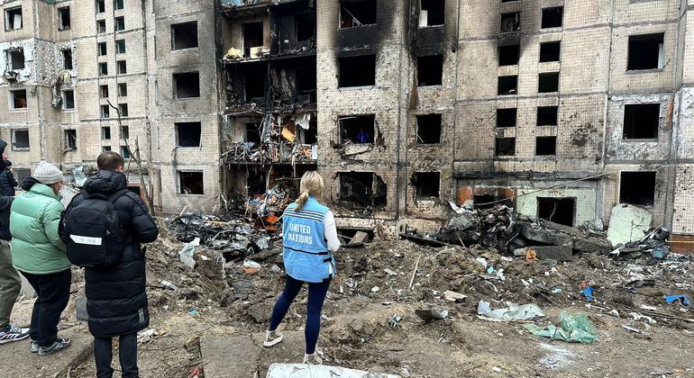 دمار ناجم عن قصف روسي في العاصمة الأوكرانية كييف.