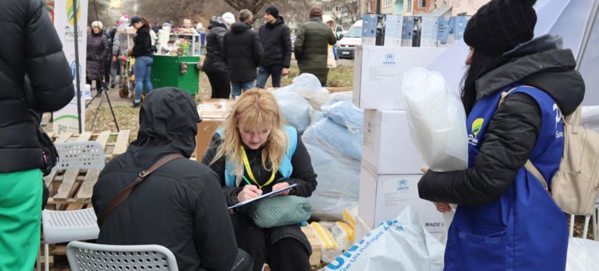 وكالات الأمم المتحدة وشركاؤها يقدمون المساعدات للمتضررين من تجدد قصف لفيف في أوكرانيا.