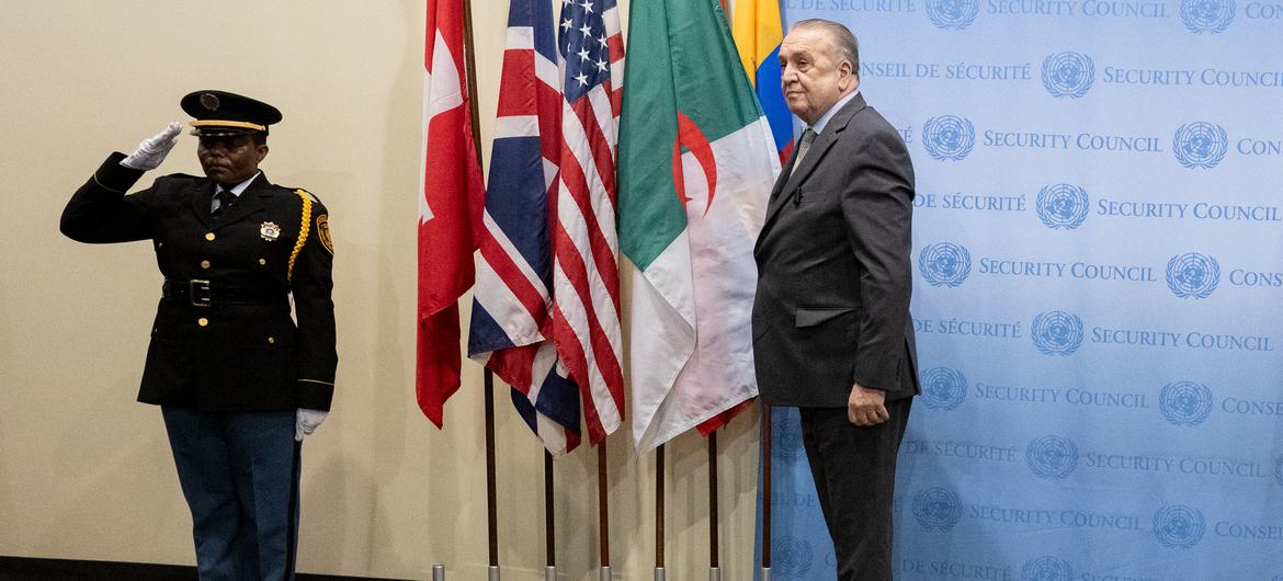 الممثل الدائم للجزائر لدى الأمم المتحدة، السفير عمار بن جامع (إلى اليمين) أثناء مراسم رفع أعلام  الدول الخمس التي بدأت عضويتها في المجلس مع مطلع 2024 كأعضاء غير دائمين.