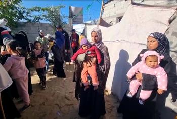 تنتظر الأمهات مع أطفالهن عند نقطة طبية في مخيم زاراب بمنطقة مواسي غرب خان يونس، بدعم من UNICEF.