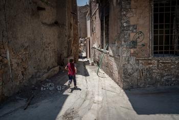 一名儿童在伊拉克摩苏尔的街上奔跑(资料图片)。