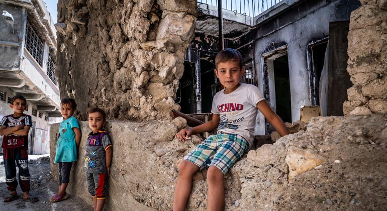 Un niño recuerda el sonido de los bombardeos que dañaron su casa durante la guerra en Mosul, Iraq.