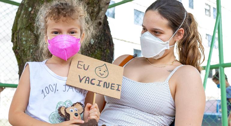 ब्राज़ील में 5 से 11 वर्ष की आयु के बच्चों का कोविड-19 से बचाव के लिये टीकाकरण किया जा रहा है.