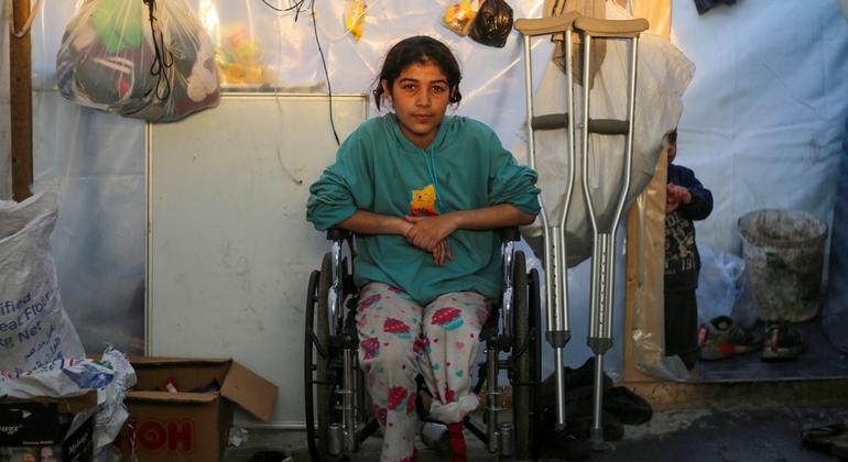 رزان طفلة فلسطينية (11 عاما) فقدت والديها وأشقاءها في الحرب في غزة. أصيبت في أعمال قصف واضطر الأطباء إلى بتر ساقها في ظل الافتقار للعلاج المناسب.