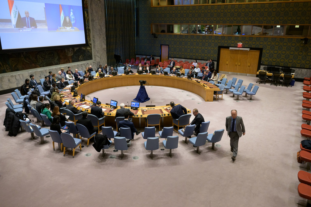 联合国秘书长伊拉克问题特别代表普拉斯哈特（大屏右）向安理会通报伊拉克局势。