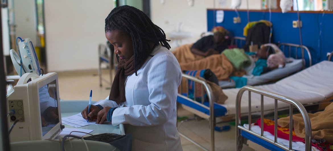 Une infirmière prodigue des soins aux patients atteints de cancer qui suivent une chimiothérapie dans un hôpital du district de Burera, au Rwanda.