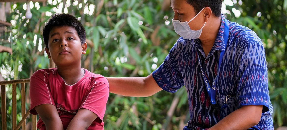 Crianças na Indonésia estão recebendo apoio psicossocial durante a pandemia
