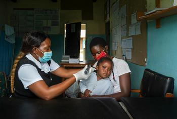 Soins auditifs dans une clinique de Zambie