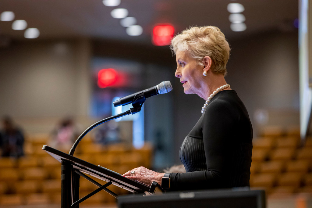 Cindy McCain discursa em um pódio durante um evento.
