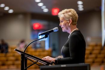 Cindy McCain prononçant un discours sur l'esclavage moderne et le trafic d'êtres humains à l'ONU en 2018