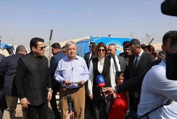 यूएन महासचिव एंतोनियो गुटेरेश, इराक़ के उत्तरी क्षेत्र में स्थित जेद्दाह पुनर्वास केन्द्र में, पत्रकारों को सम्बोधित करते हुए.