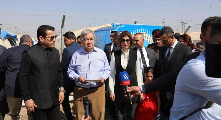 यूएन महासचिव एंतोनियो गुटेरेश, इराक़ के उत्तरी क्षेत्र में स्थित जेद्दाह पुनर्वास केन्द्र में, पत्रकारों को सम्बोधित करते हुए.