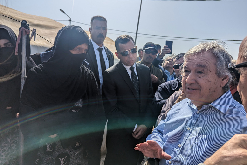 Le Secrétaire général de l'ONU (à droite) rencontre des personnes qui sont rentrées en Iraq depuis la Syrie au Centre de réhabilitation de Jeddah, dans le gouvernorat de Ninive.