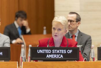 Cindy McCain discursa no Conselho Executivo do PAM em Roma, Itália, em fevereiro de 2023, como Embaixadora e Representante Permanente da Missão dos EUA nas Agências da ONU.