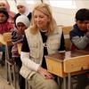 مديرة اليونيسف، كاثرين راسل تلتقي بأطفال في مساحة تعلّم مؤقتة، خلال زيارة إلى حلب استمرت يومين.