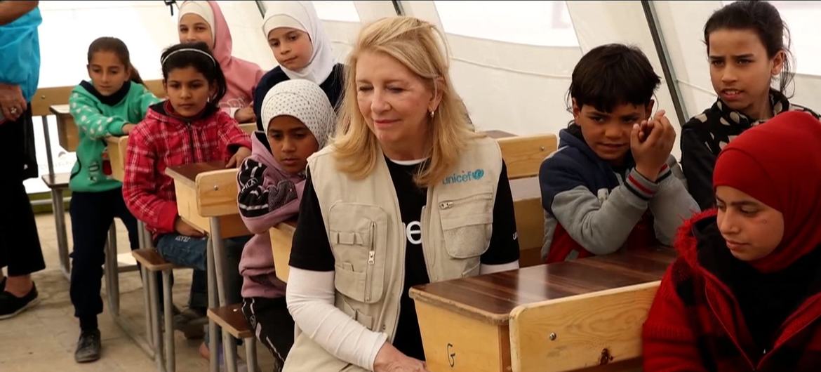 مديرة اليونيسف، كاثرين راسل تلتقي بأطفال في مساحة تعلّم مؤقتة، خلال زيارة إلى حلب استمرت يومين.